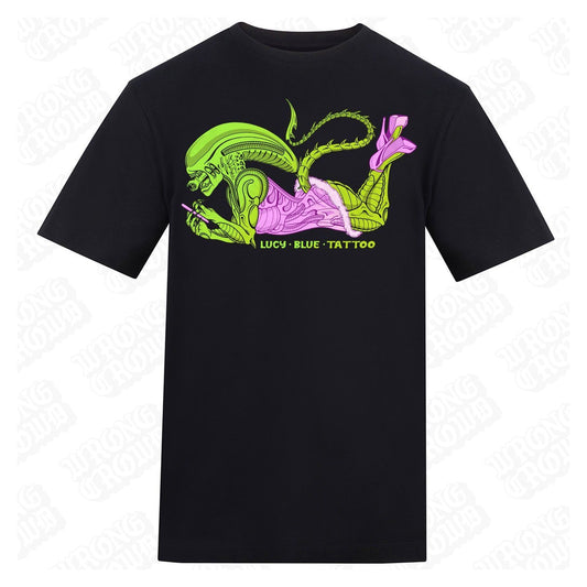 Xenomorph Pinup | Regular Fit Black T-Shirt - Wrong Crowd Artist merch